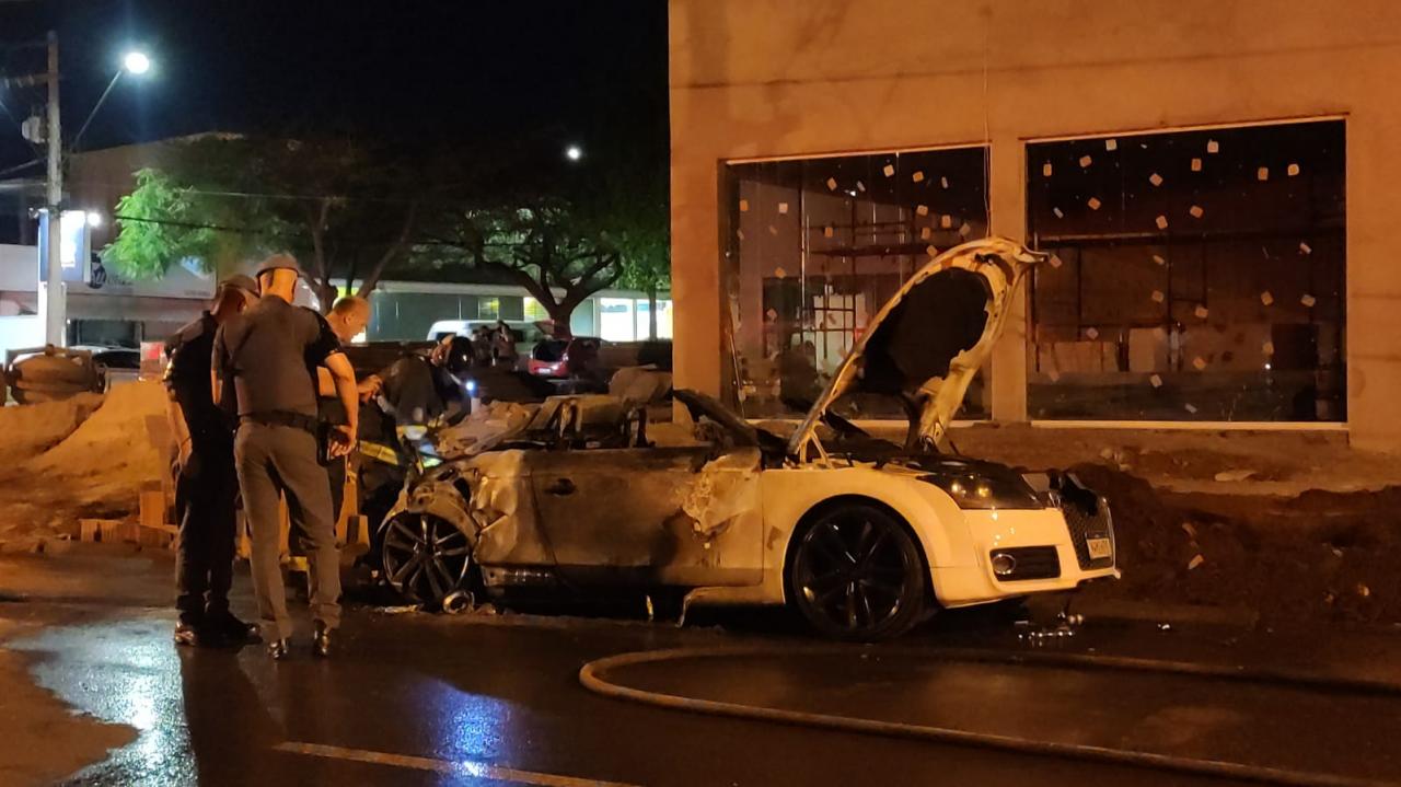 Foto 6 de 7 — VIDEO: Audi TT, avaliado em R$190 mil, pega fogo na Vila Harmonia