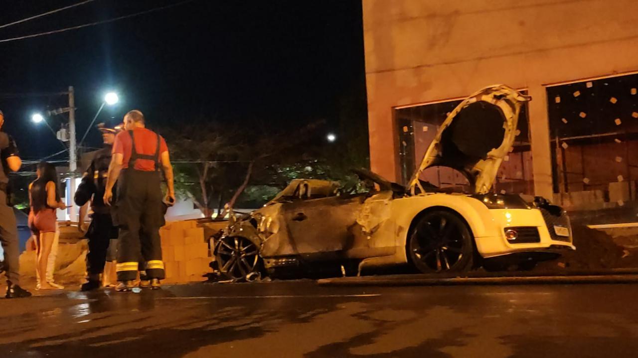 Foto 7 de 7 — VIDEO: Audi TT, avaliado em R$190 mil, pega fogo na Vila Harmonia