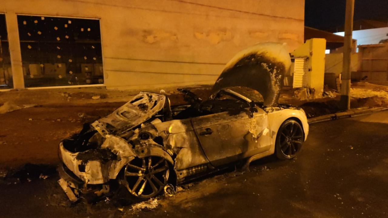 Foto 2 de 7 — VIDEO: Audi TT, avaliado em R$190 mil, pega fogo na Vila Harmonia