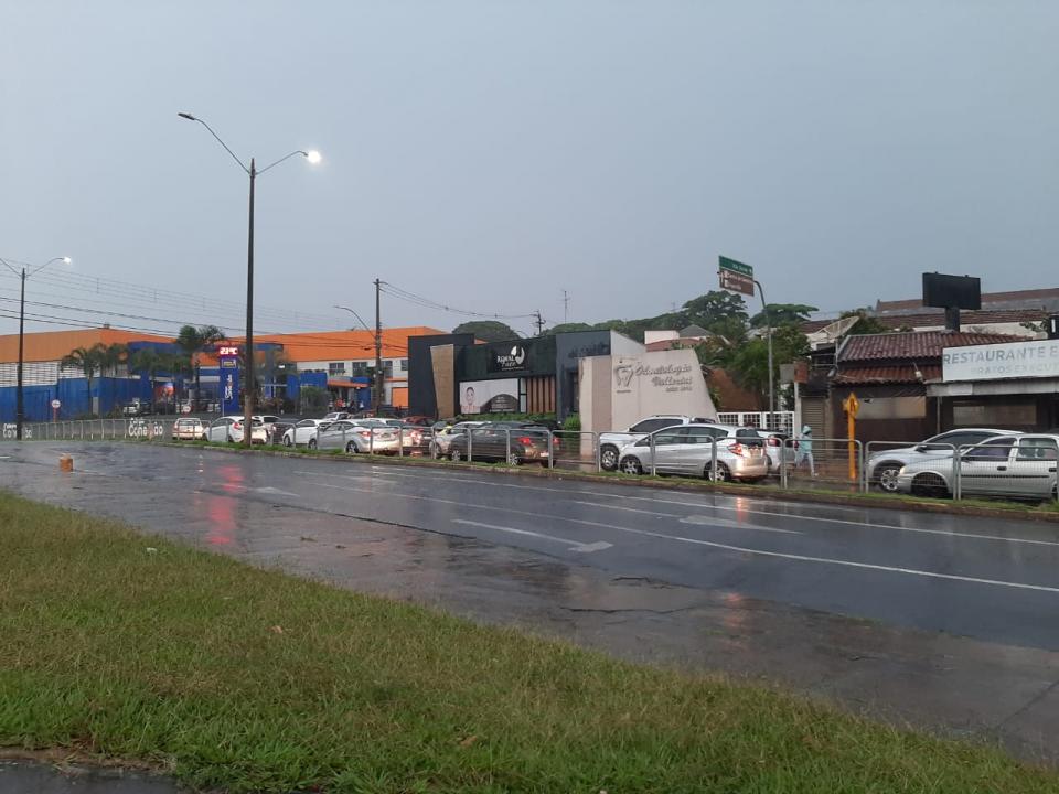 Foto 4 de 6 — Família é salva de dentro de carro durante enchente em Araraquara