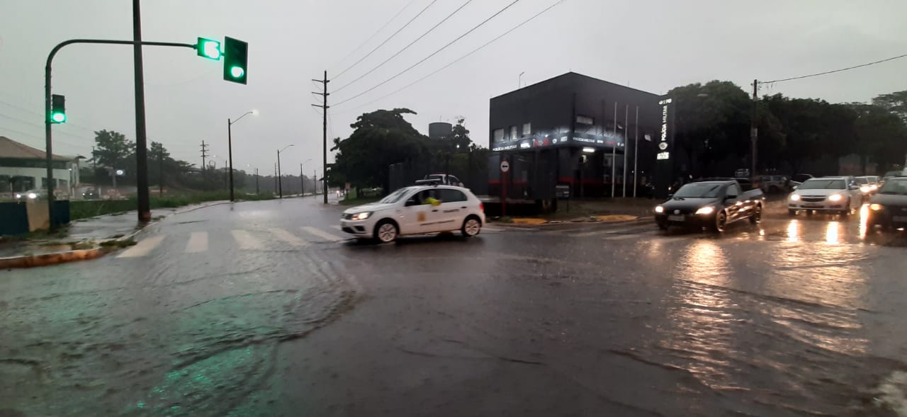 Foto 5 de 6 — Família é salva de dentro de carro durante enchente em Araraquara