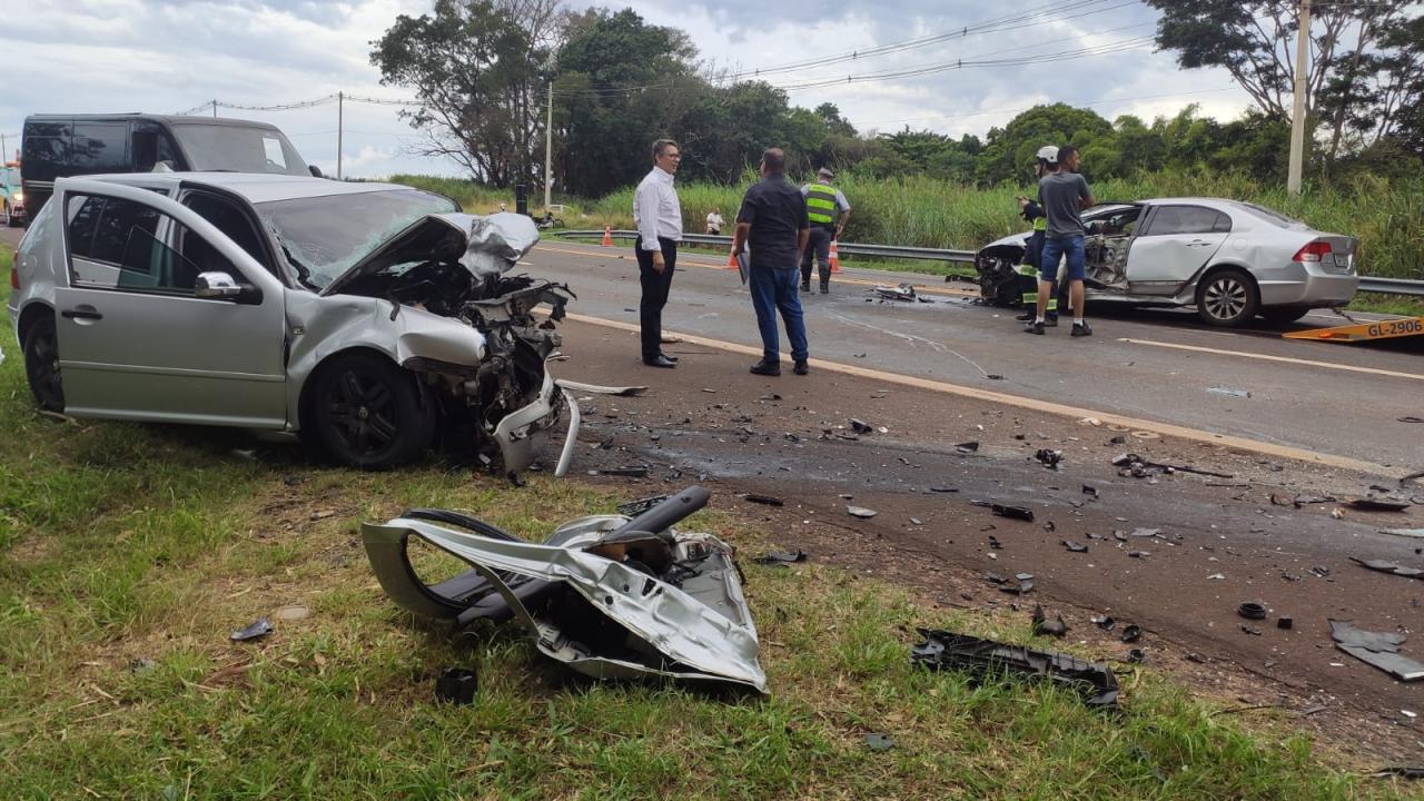 Foto 16 de 16 — Colisão entre 3 veículos provoca morte na SP-255