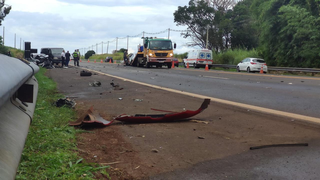 Foto 15 de 16 — Colisão entre 3 veículos provoca morte na SP-255