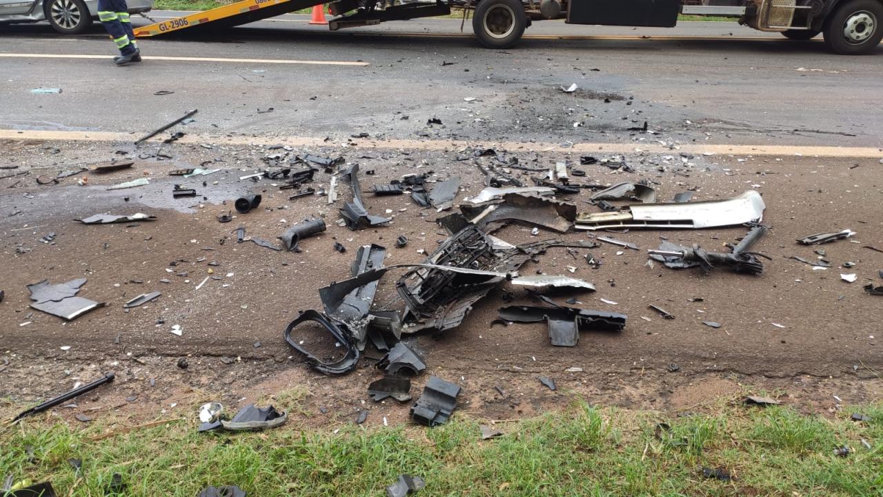 Foto 12 de 16 — Colisão entre 3 veículos provoca morte na SP-255