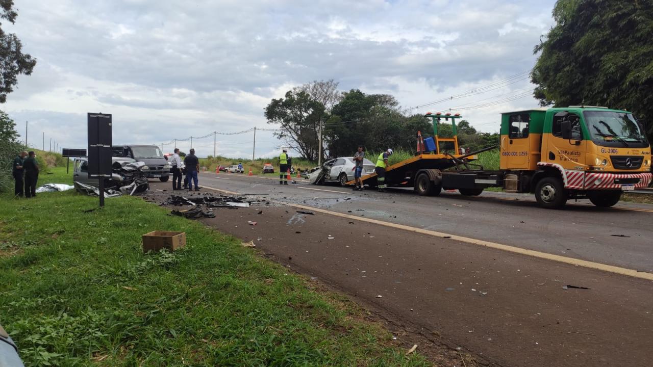 Foto 9 de 16 — Colisão entre 3 veículos provoca morte na SP-255