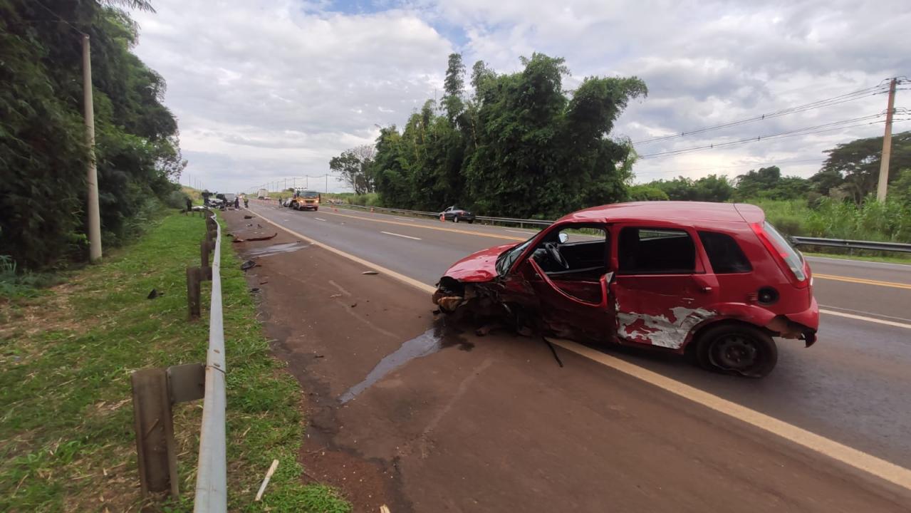 Foto 13 de 16 — Colisão entre 3 veículos provoca morte na SP-255