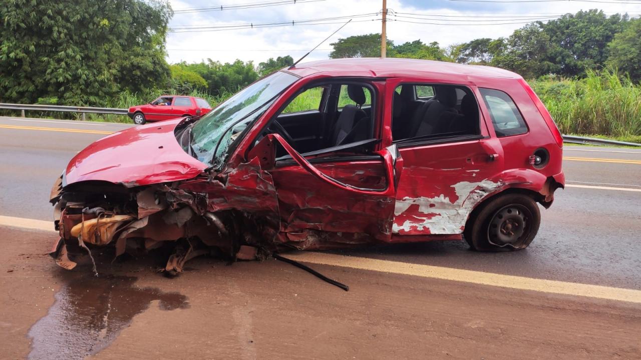 Foto 14 de 16 — Colisão entre 3 veículos provoca morte na SP-255