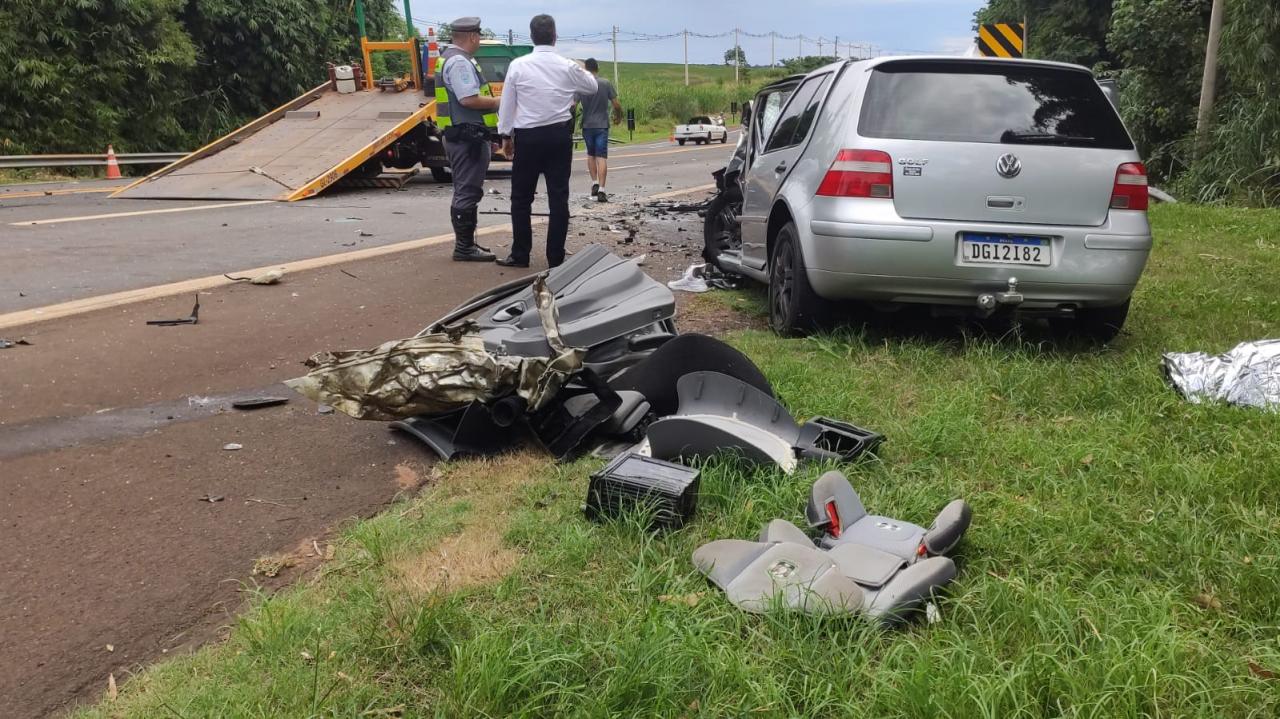 Foto 10 de 16 — Colisão entre 3 veículos provoca morte na SP-255