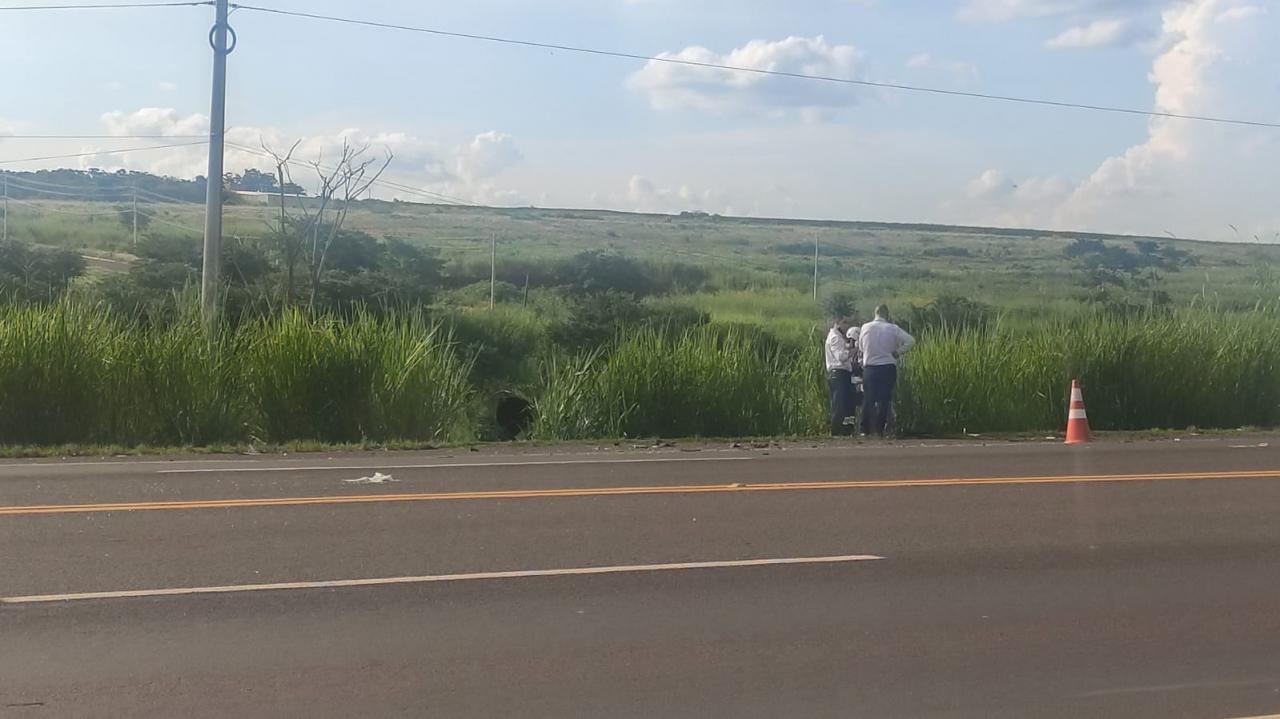 Foto 5 de 6 — Colisão entre carro e moto mata uma pessoa e deixa outras feridas em Araraquara