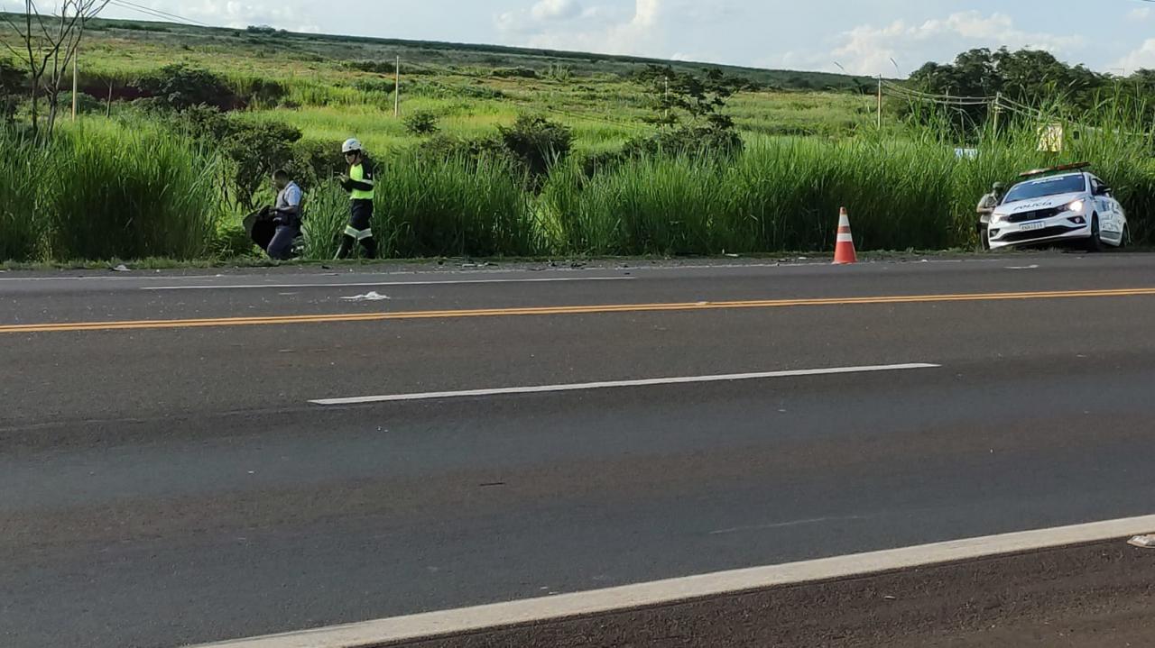 Foto 2 de 6 — Colisão entre carro e moto mata uma pessoa e deixa outras feridas em Araraquara