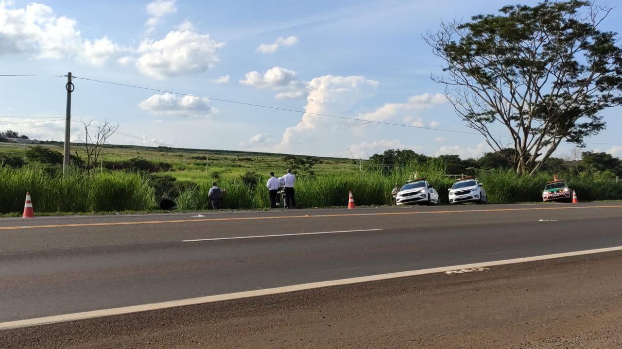 Foto 3 de 6 — Colisão entre carro e moto mata uma pessoa e deixa outras feridas em Araraquara