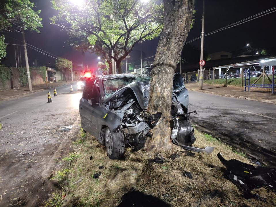 Foto 9 de 11 — Homem morre em violento acidente em frenta a Cutrale