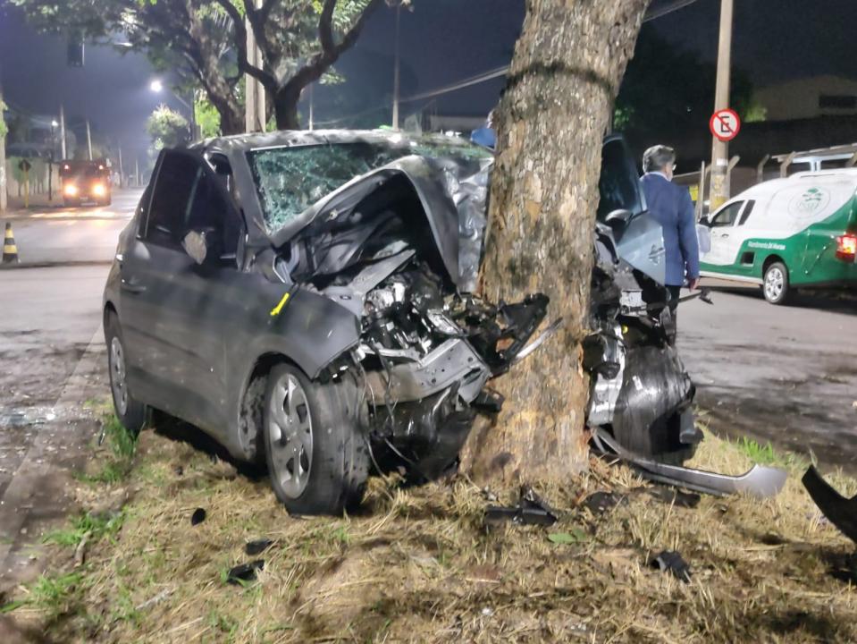 Foto 10 de 11 — Homem morre em violento acidente em frenta a Cutrale