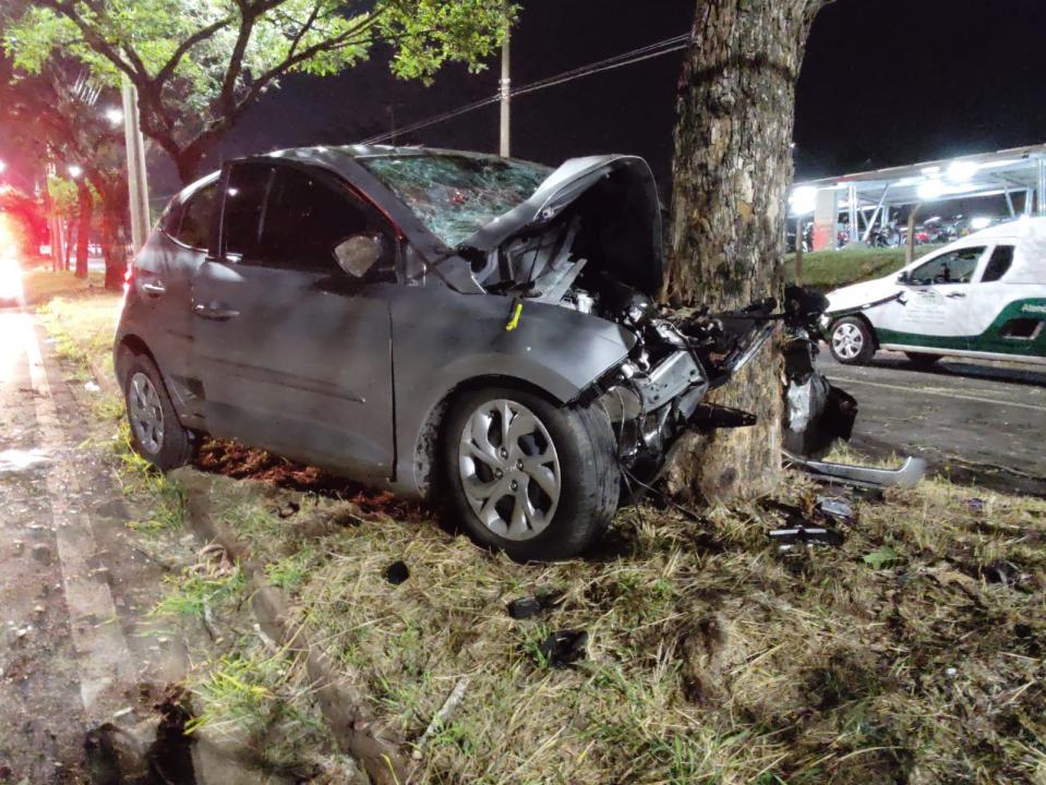 Foto 8 de 11 — Homem morre em violento acidente em frenta a Cutrale