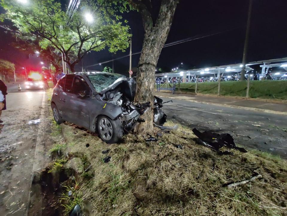 Foto 5 de 11 — Homem morre em violento acidente em frenta a Cutrale