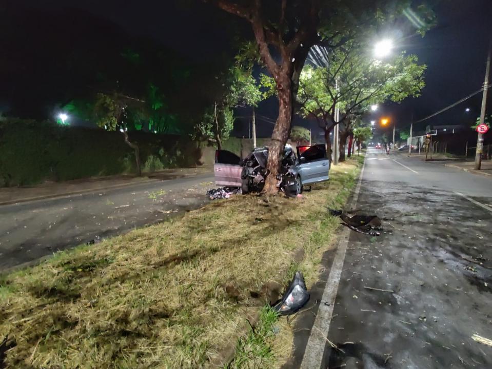 Foto 2 de 11 — Homem morre em violento acidente em frenta a Cutrale