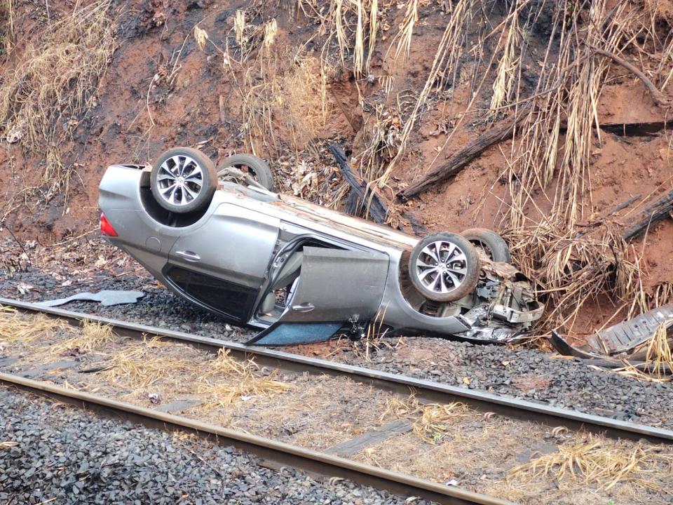 Foto 8 de 8 — Carro despenca mais de 20 metros e cai na linha férrea