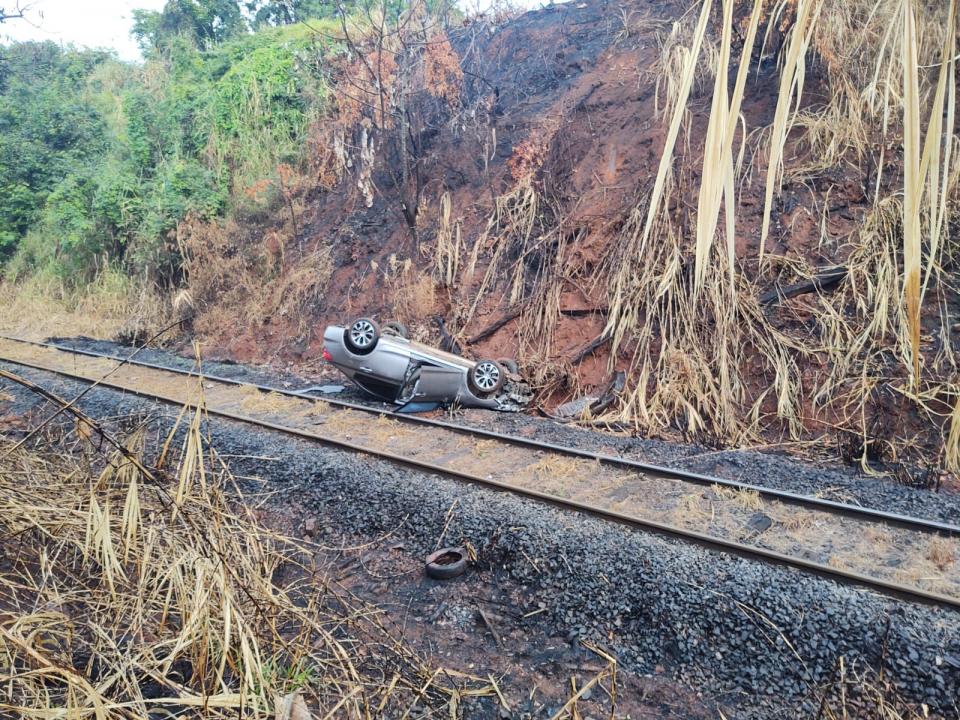 Foto 3 de 8 — Carro despenca mais de 20 metros e cai na linha férrea