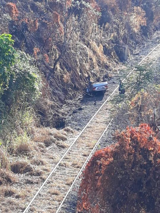 Foto 2 de 8 — Carro despenca mais de 20 metros e cai na linha férrea