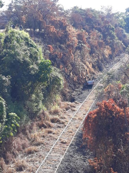 Foto 5 de 8 — Carro despenca mais de 20 metros e cai na linha férrea