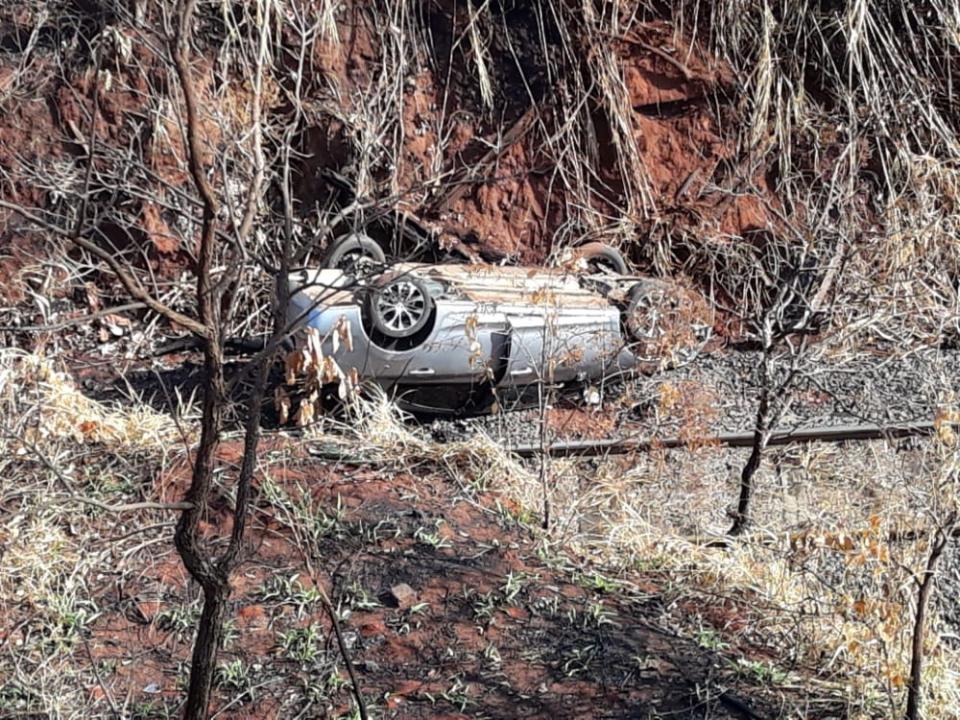 Foto 7 de 8 — Carro despenca mais de 20 metros e cai na linha férrea