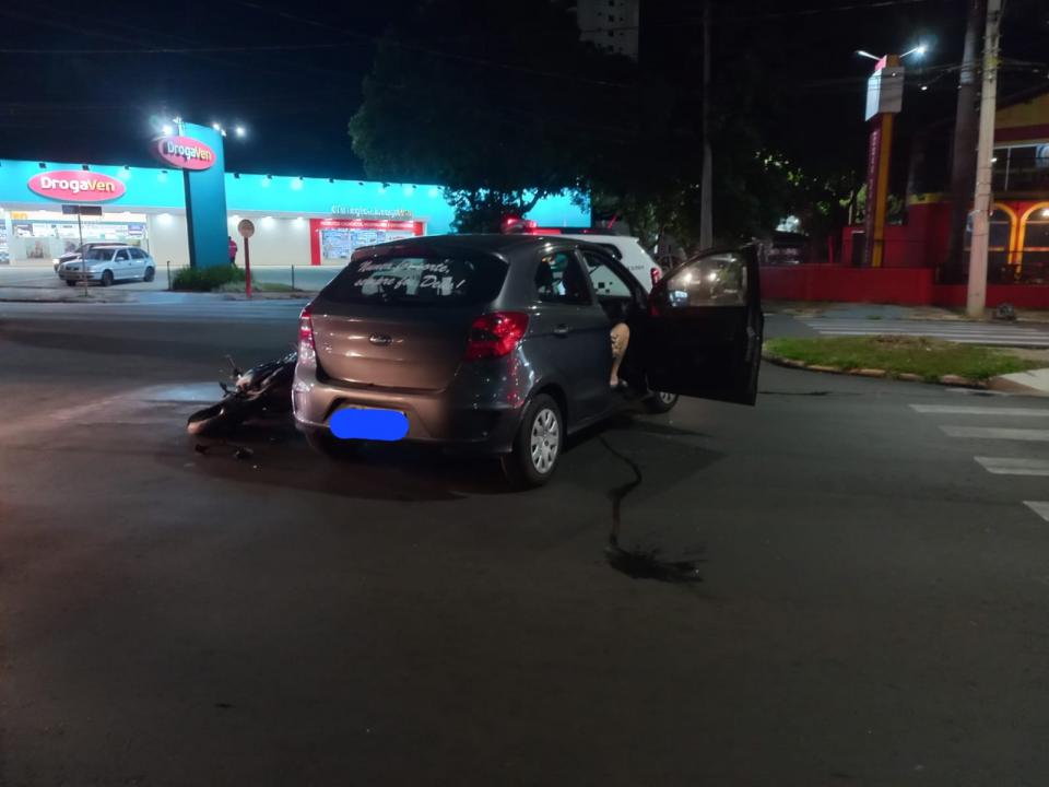 Foto 2 de 7 — Motociclista fica ferido em grave acidente na Bento de Abreu