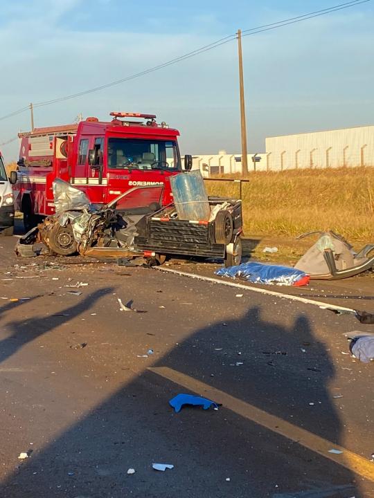 Foto 4 de 11 — Três pessoas morrem em gravíssimo acidente na manhã deste domingo