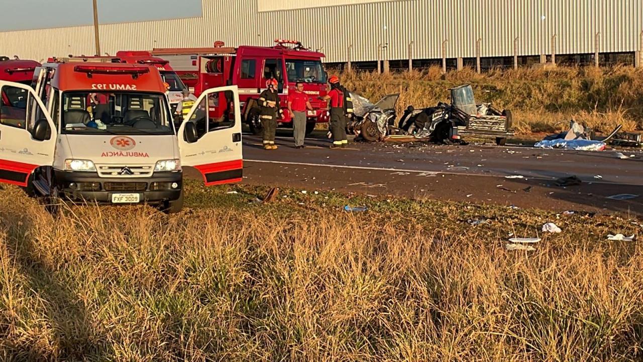 Foto 9 de 11 — Três pessoas morrem em gravíssimo acidente na manhã deste domingo