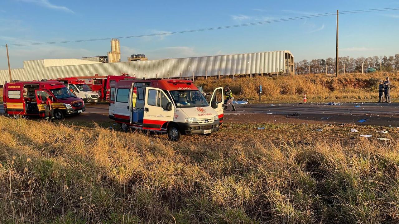 Foto 8 de 11 — Três pessoas morrem em gravíssimo acidente na manhã deste domingo