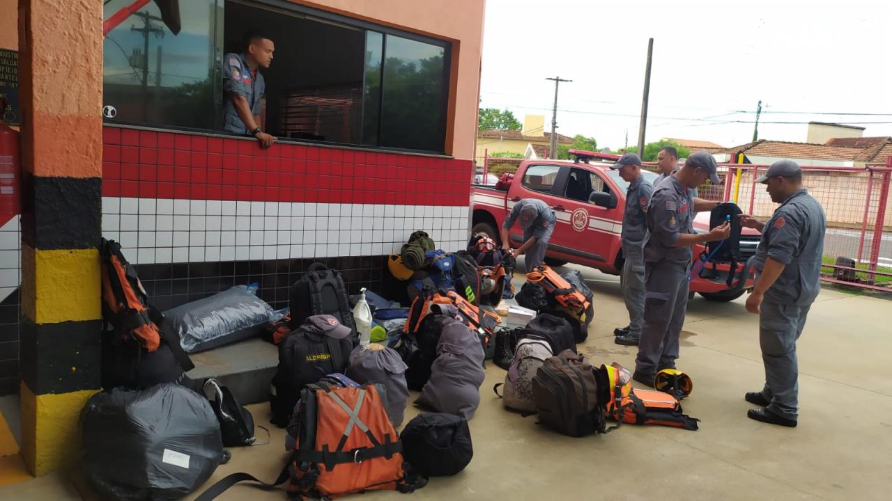 Foto 2 de 8 — Bombeiro de Araraquara parte para o litoral e vai ajudar nas buscas por vítimas da tragédia causada pelas chuvas