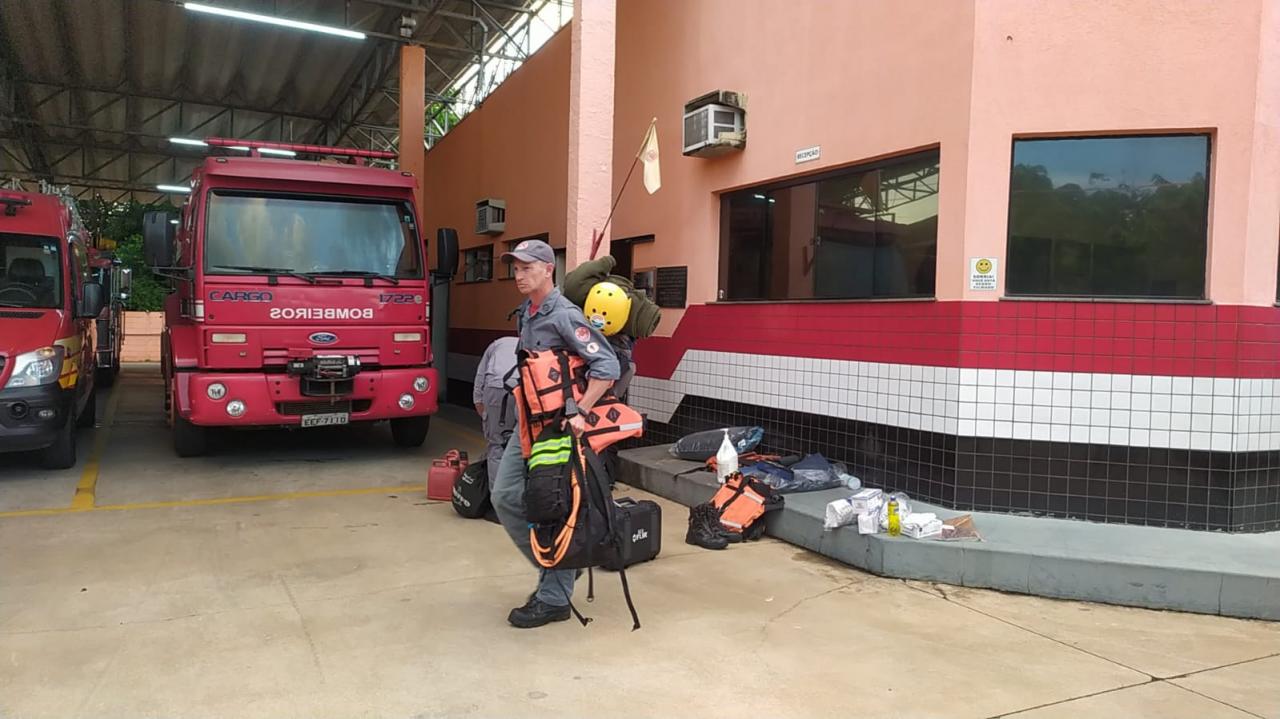 Foto 3 de 8 — Bombeiro de Araraquara parte para o litoral e vai ajudar nas buscas por vítimas da tragédia causada pelas chuvas