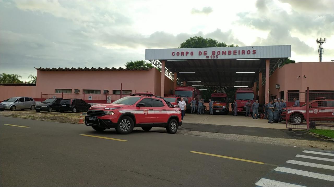 Foto 5 de 8 — Bombeiro de Araraquara parte para o litoral e vai ajudar nas buscas por vítimas da tragédia causada pelas chuvas