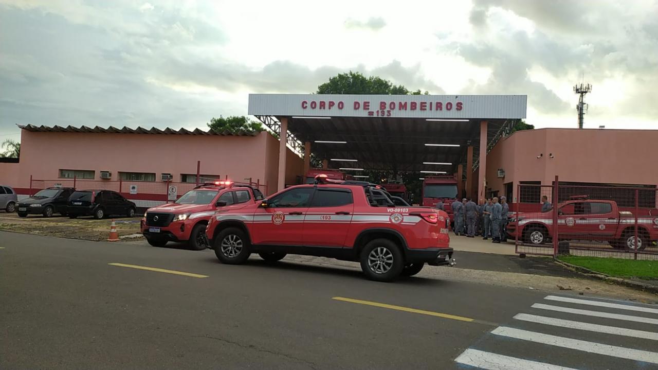Foto 6 de 8 — Bombeiro de Araraquara parte para o litoral e vai ajudar nas buscas por vítimas da tragédia causada pelas chuvas