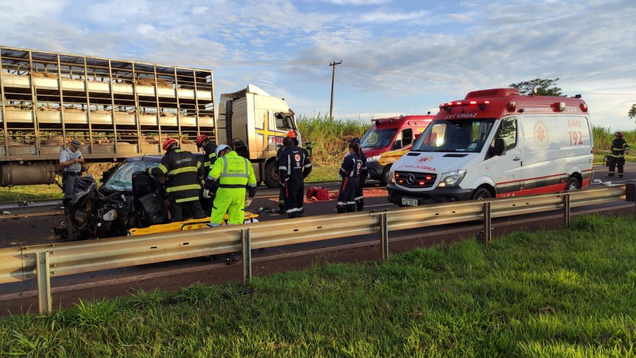Foto 11 de 14 — Mulher fica ferida ao bater carro em caminhão carregado com porcos