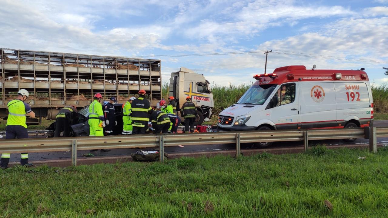 Foto 13 de 14 — Mulher fica ferida ao bater carro em caminhão carregado com porcos