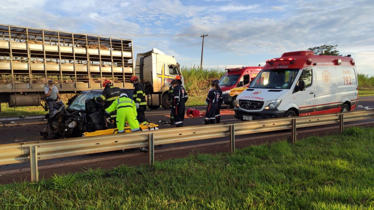 Foto 12 de 14 — Mulher fica ferida ao bater carro em caminhão carregado com porcos