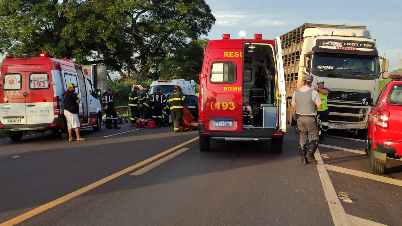 Foto 9 de 14 — Mulher fica ferida ao bater carro em caminhão carregado com porcos