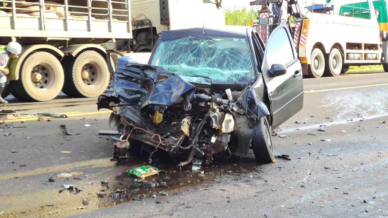 Foto 3 de 14 — Mulher fica ferida ao bater carro em caminhão carregado com porcos