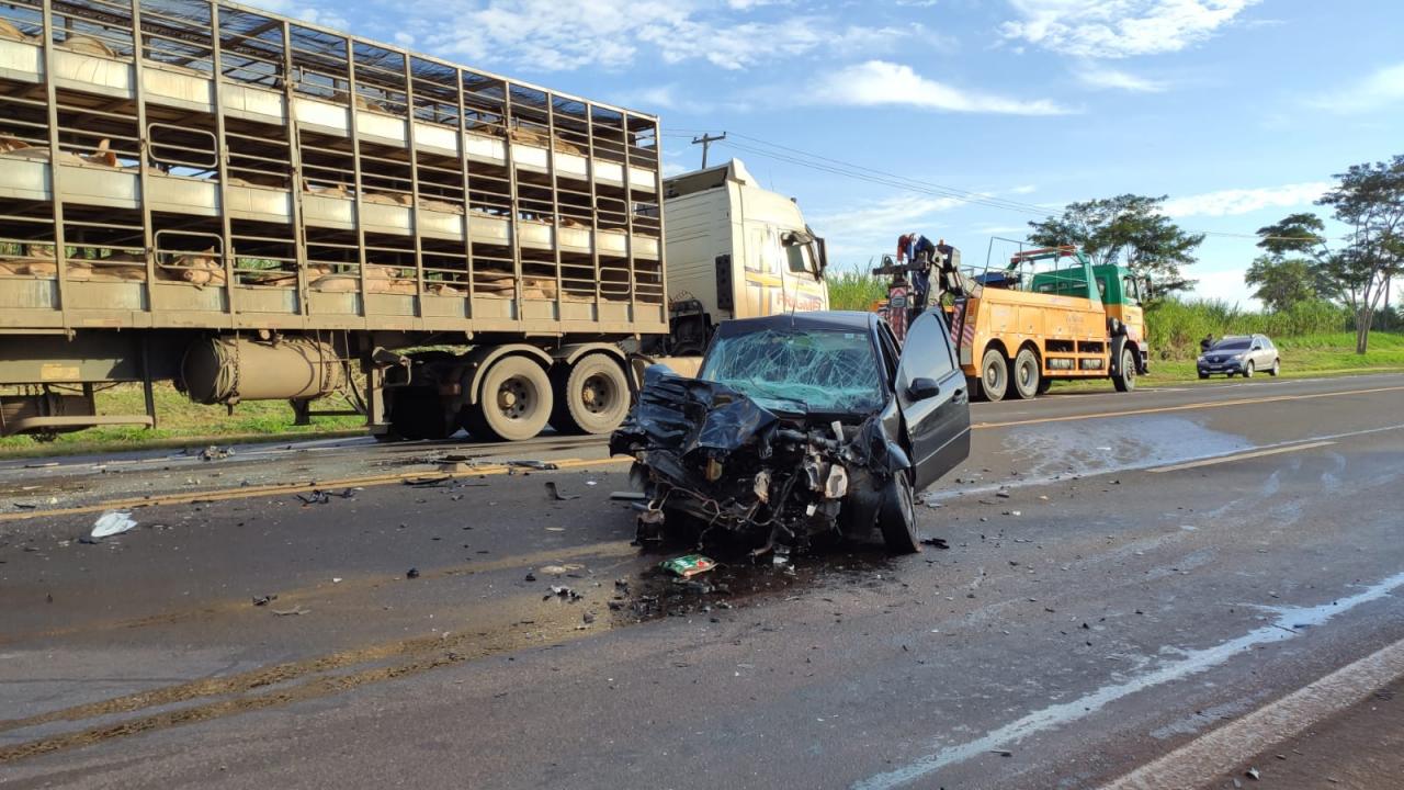 Foto 2 de 14 — Mulher fica ferida ao bater carro em caminhão carregado com porcos