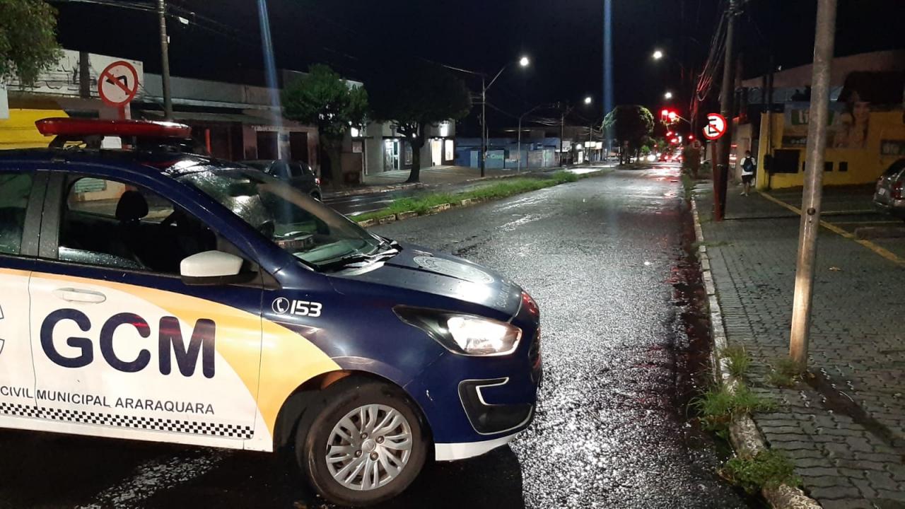 Foto 5 de 11 — Chuva causa mais estragos e árvores atingem veículos em Araraquara