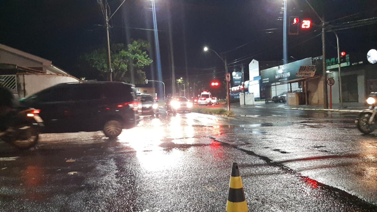 Foto 10 de 11 — Chuva causa mais estragos e árvores atingem veículos em Araraquara