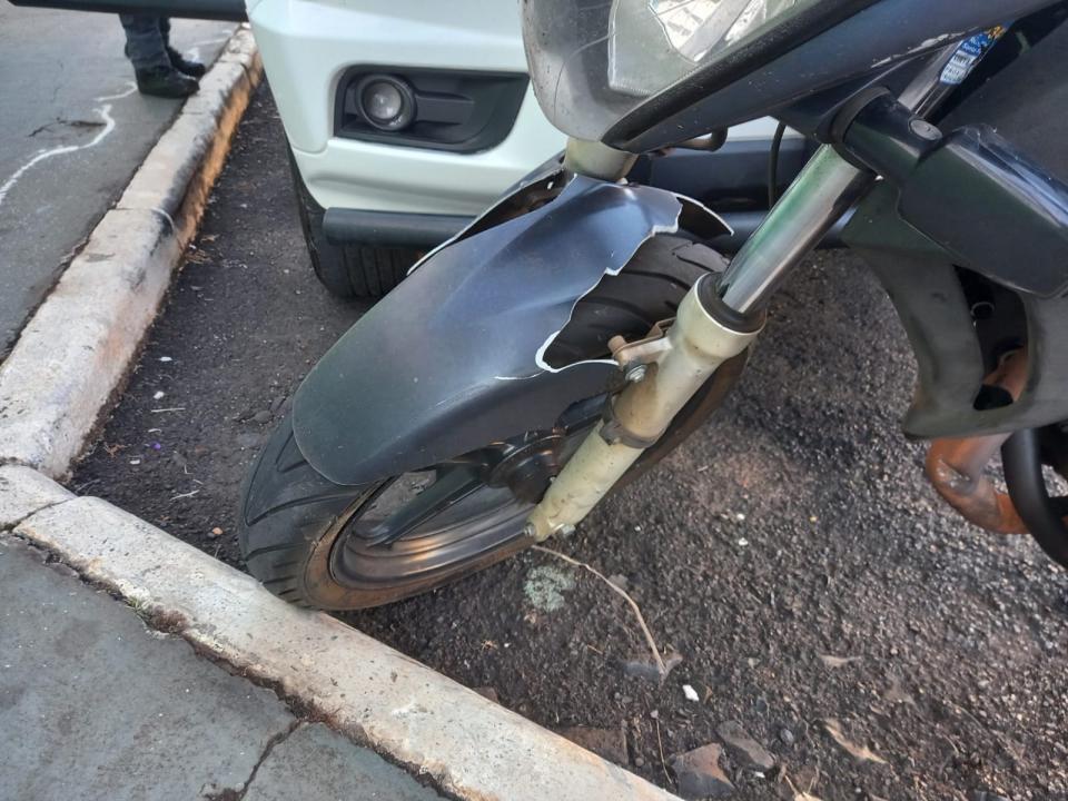 Foto 3 de 5 — Acidente entre carro e moto deixa motociclista ferido na Vila Xavier em Araraquara
