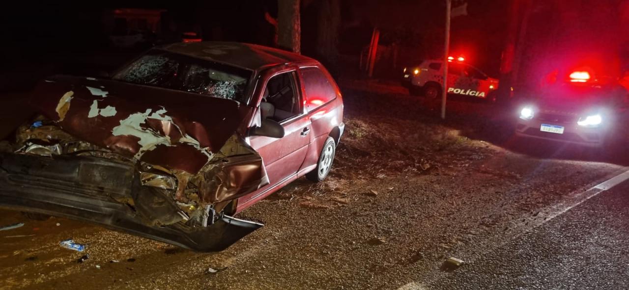 Foto 2 de 2 — Acidente entre carreta e carro deixa três pessoas feridas na Estrada Nelson Barbieri