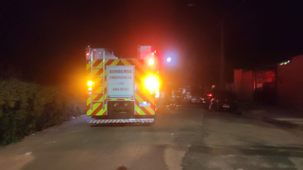 Foto 6 de 9 — Incêndio destrói casa no Jardim das Hortênsias em Araraquara