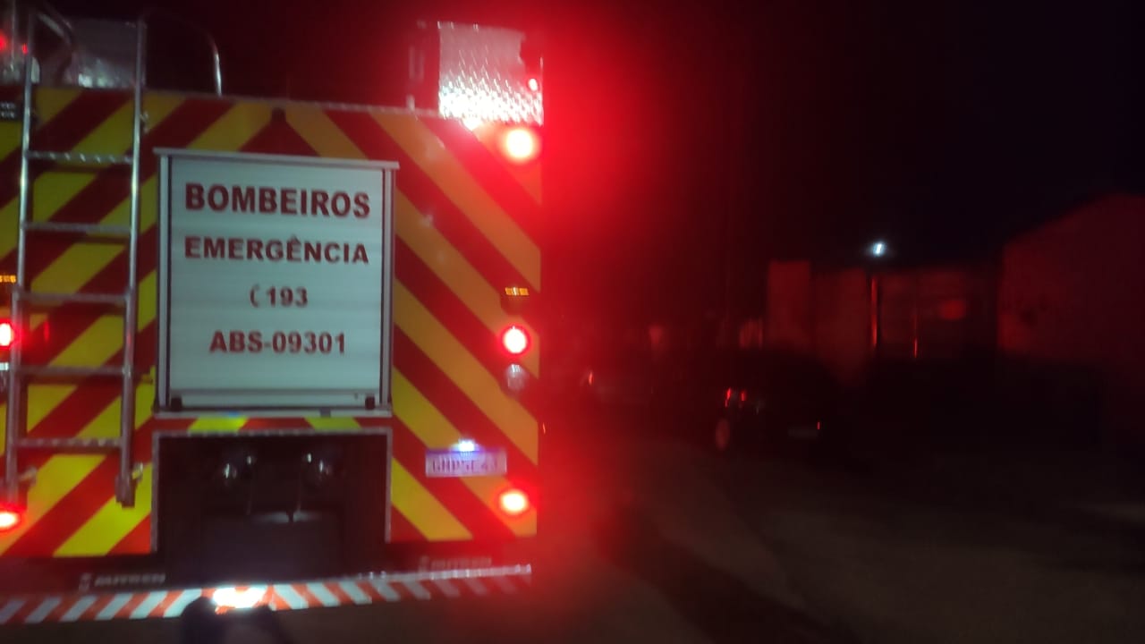 Foto 8 de 9 — Incêndio destrói casa no Jardim das Hortênsias em Araraquara