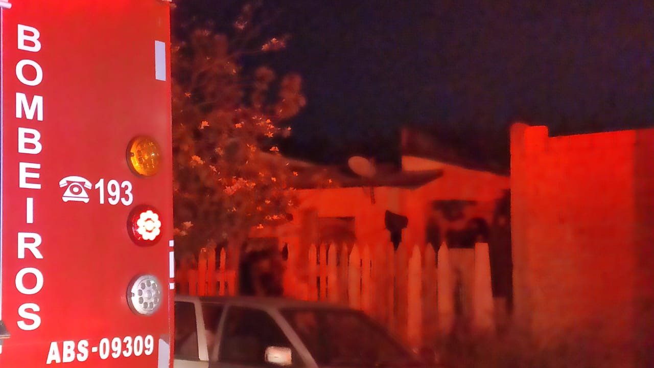 Foto 2 de 9 — Incêndio destrói casa no Jardim das Hortênsias em Araraquara