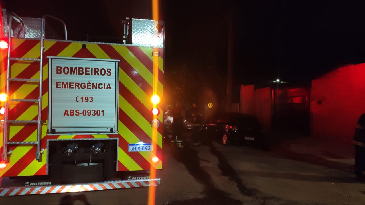 Foto 3 de 9 — Incêndio destrói casa no Jardim das Hortênsias em Araraquara