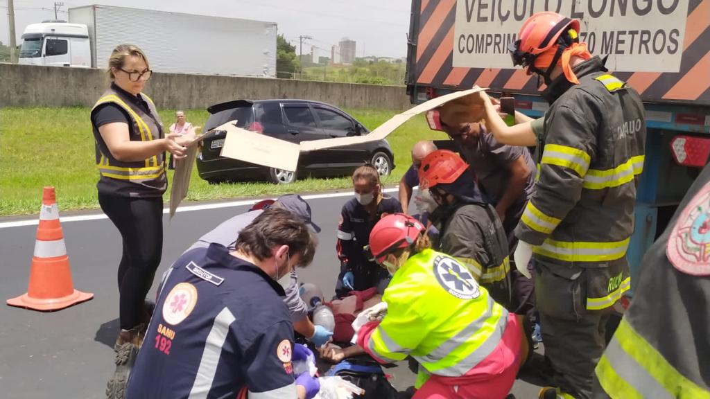 Foto 3 de 4 — Motociclista fica em estado gravíssimo após colidir contra carreta na Washington Luís