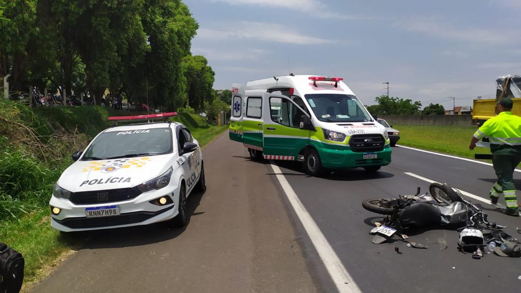 Foto 2 de 4 — Motociclista fica em estado gravíssimo após colidir contra carreta na Washington Luís