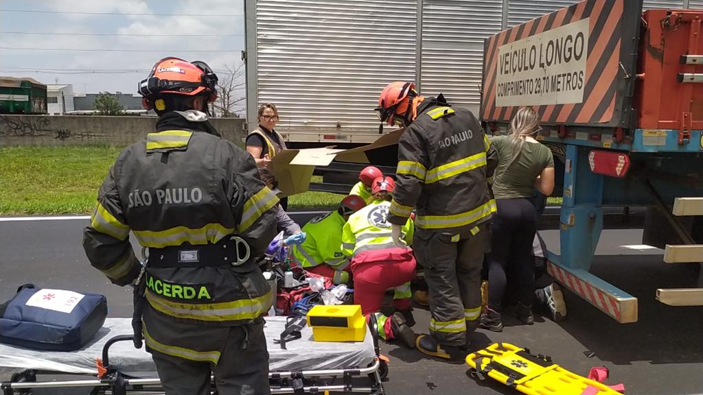 Foto 4 de 4 — Motociclista fica em estado gravíssimo após colidir contra carreta na Washington Luís